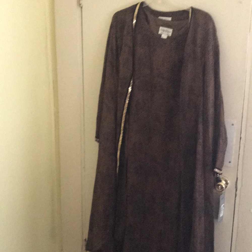 Dresses - Picture 7 of 8